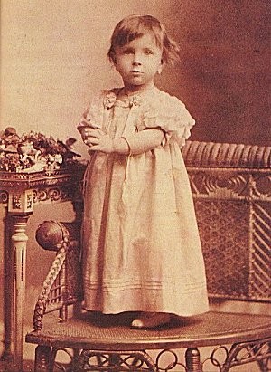 DARI KELAHIRANNYA (1900) DARI KELAHIRANNYA (1900)